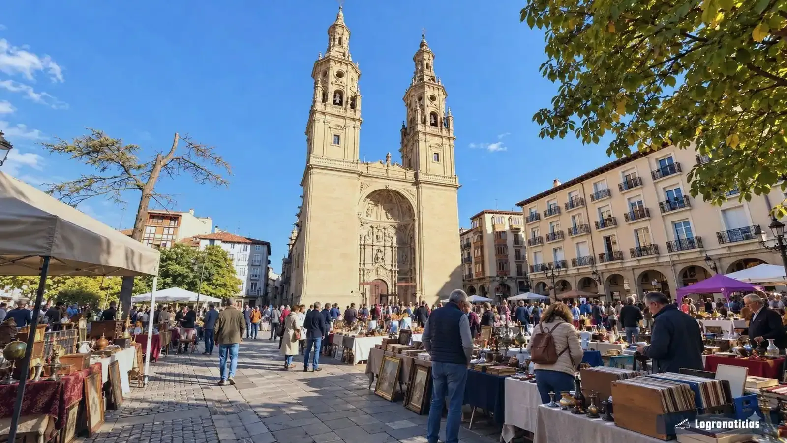 Puestos de antigüedades y cuadros en una plaza del casco antiguo