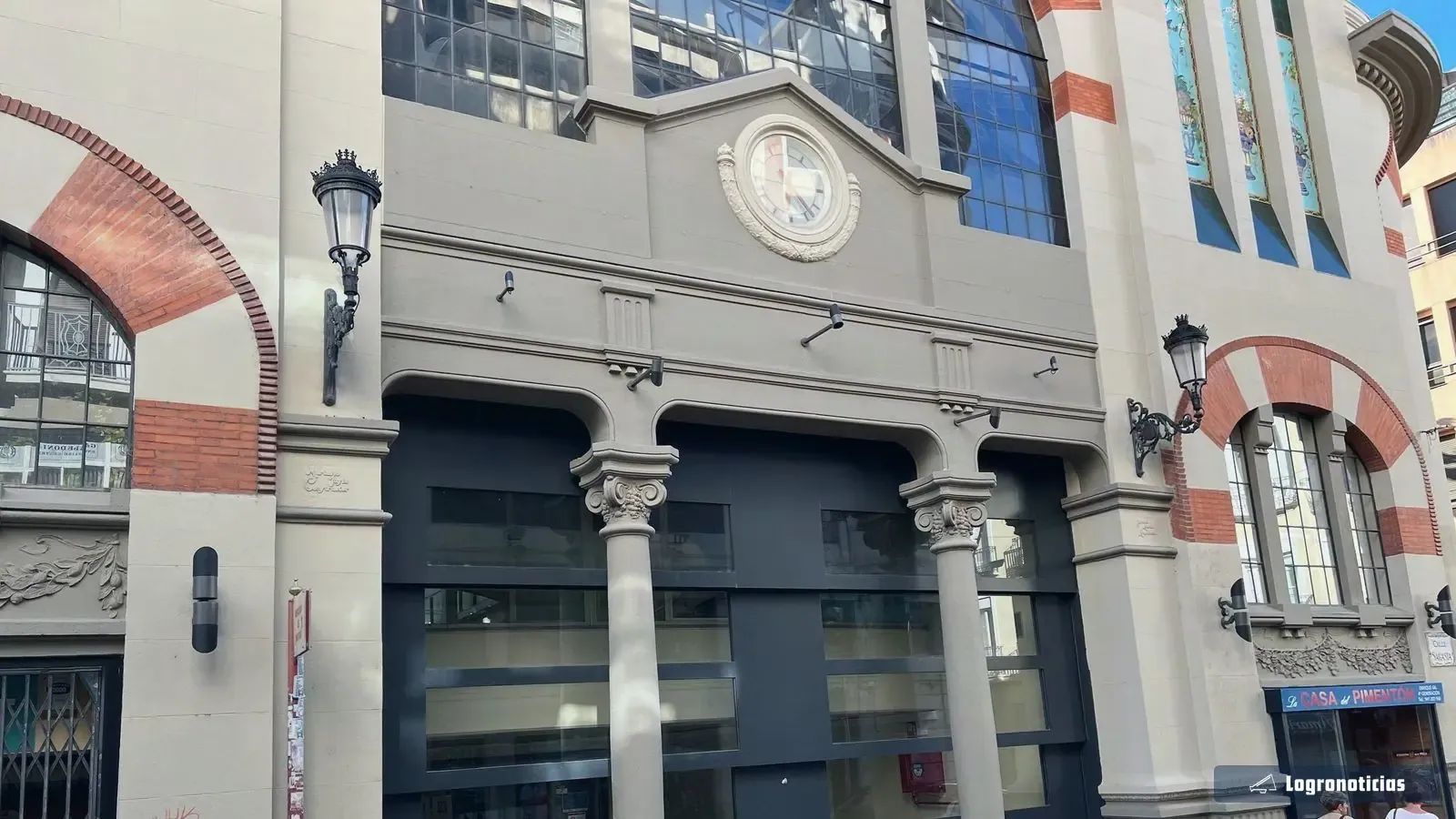 Fachada del Mercado de San Blas, con su reloj sobre la entrada