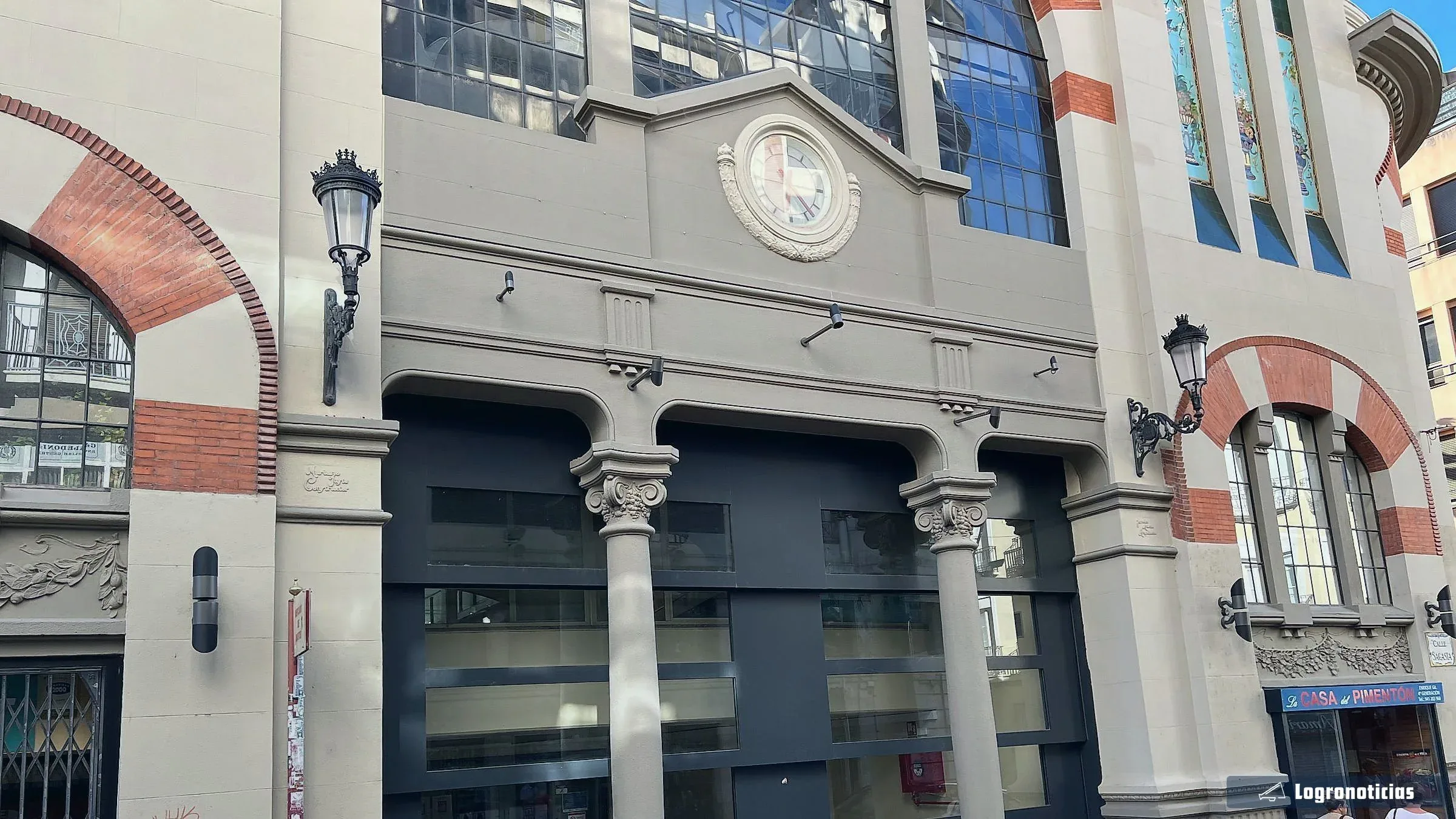 Fachada del Mercado de San Blas, con su reloj sobre la entrada