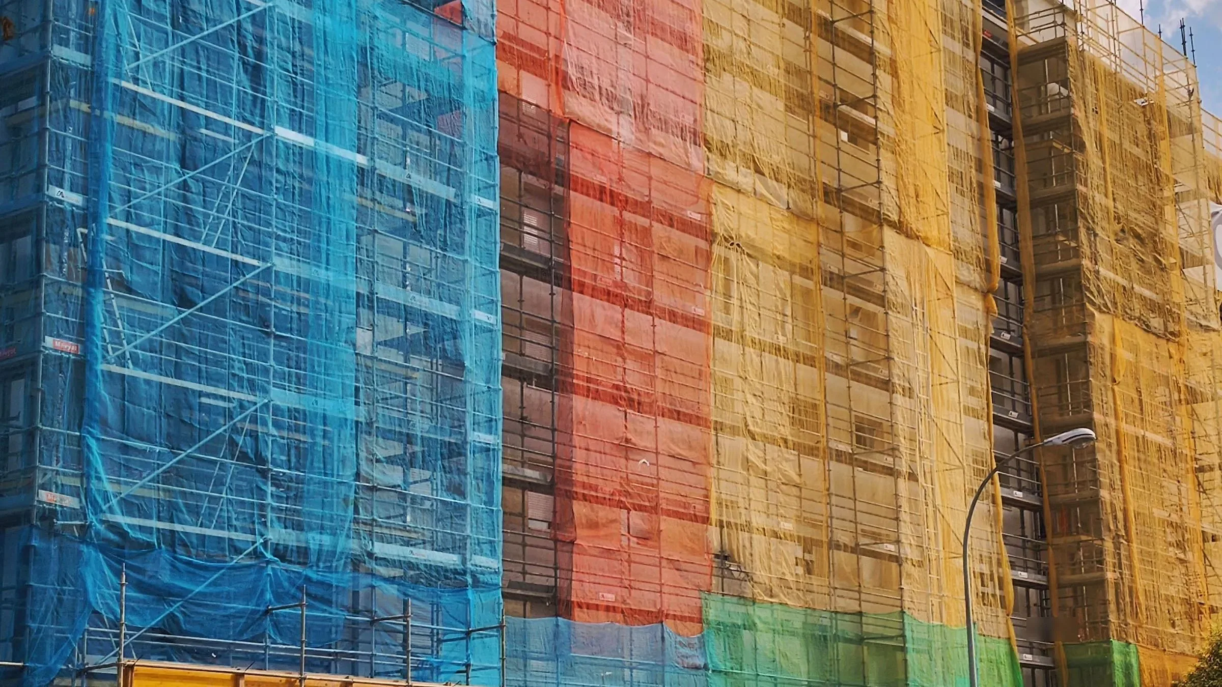 Edificio de Logroño en rehabilitación cubierto de andamios y mallas de colores