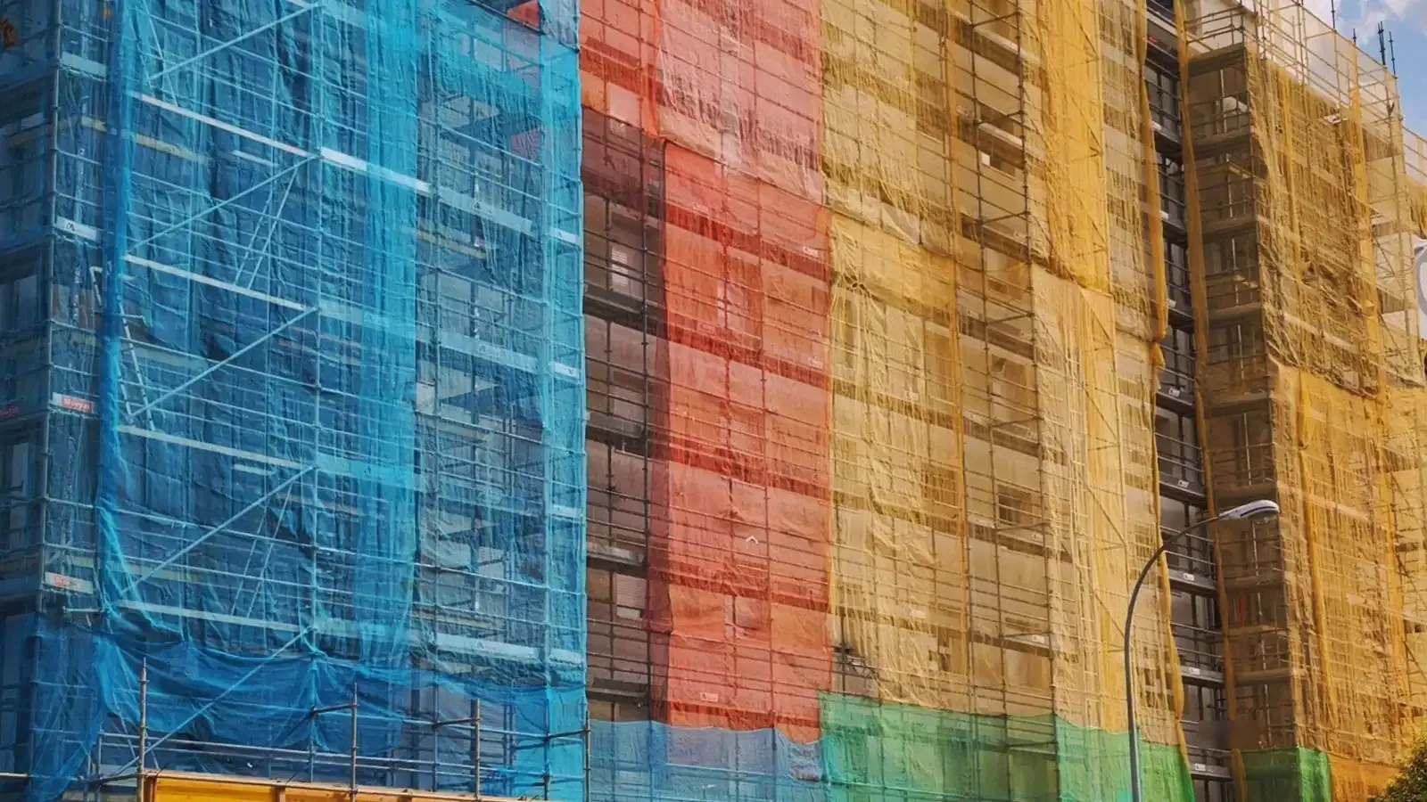 Edificio de Logroño en rehabilitación cubierto de andamios y mallas de colores
