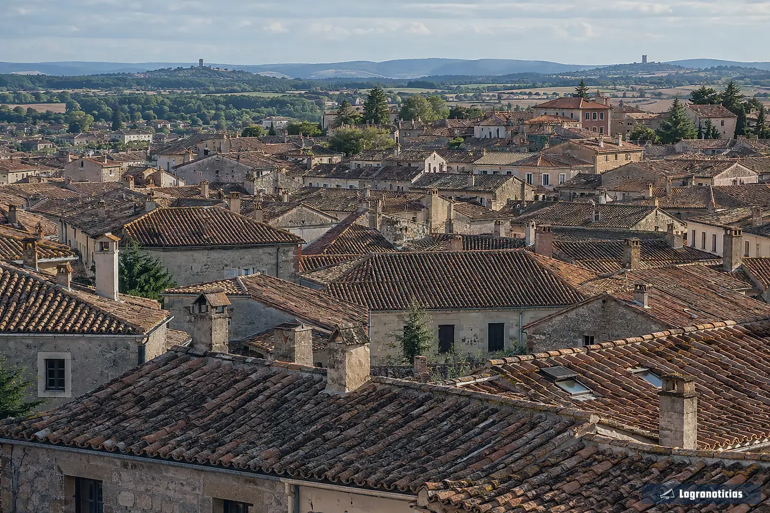 Tejados de teja árabe y campanarios vistos desde lo alto de una torre