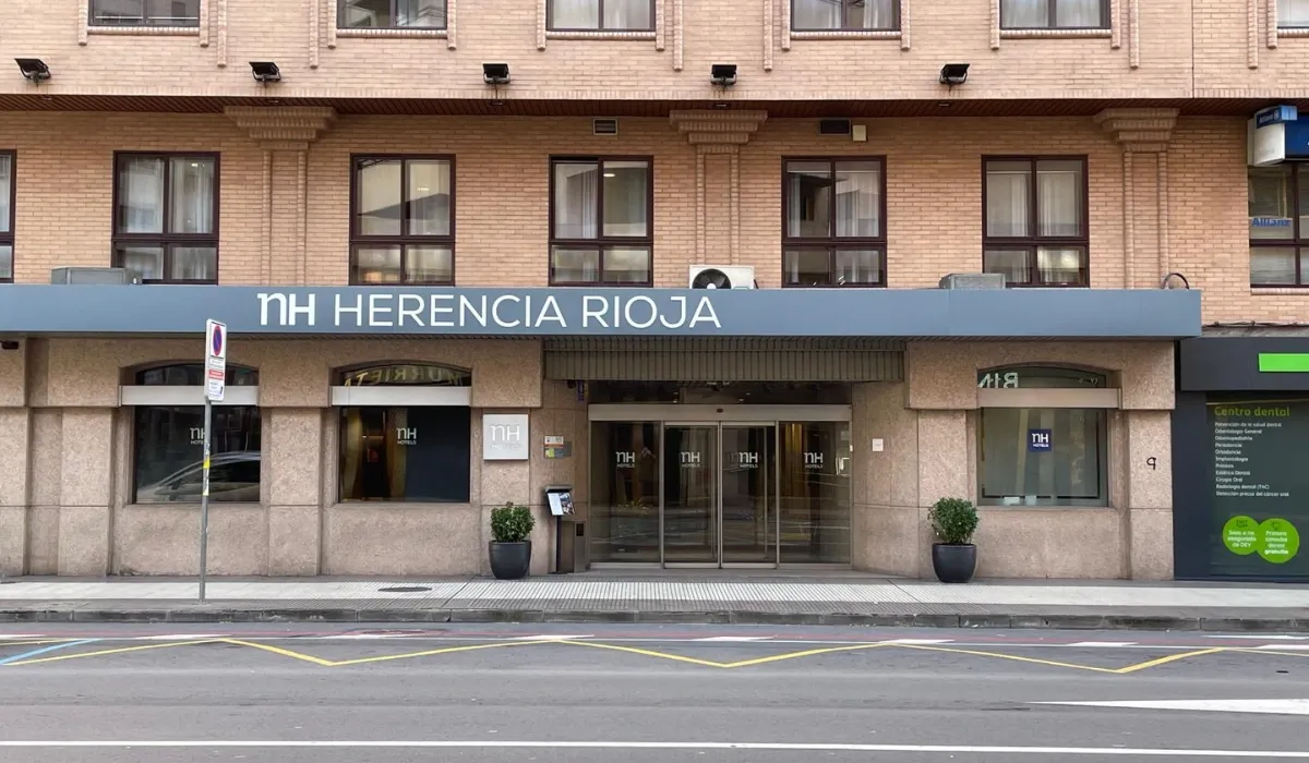 Fachada de ladrillo y marquesina del hotel NH Herencia Rioja