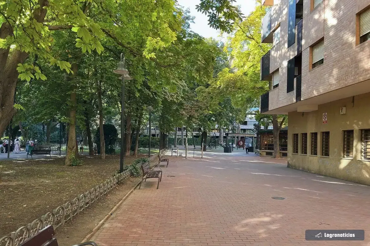 Paseo con bancos y árboles en el Parque del Carmen