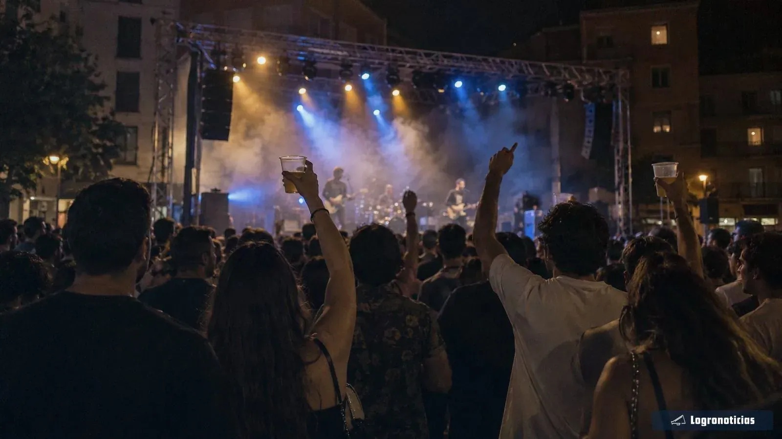 Público joven ante un escenario iluminado en un concierto al aire libre