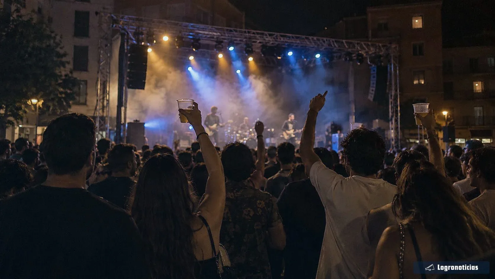 Público joven ante un escenario iluminado en un concierto al aire libre