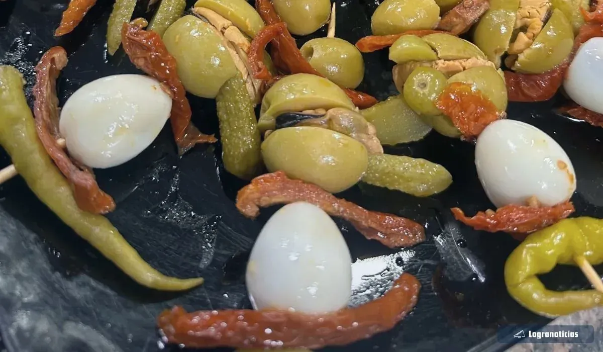 Banderillas de aceituna, guindilla y huevo de codorniz en una bandeja