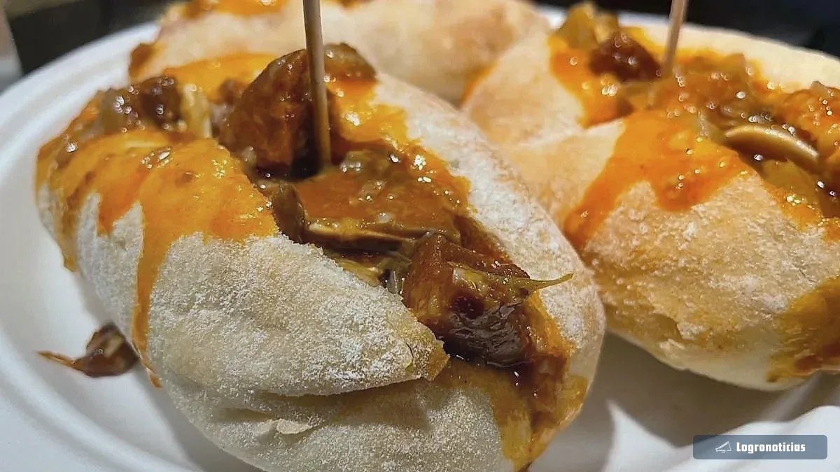Bocatitas de oreja de cerdo con salsa picante sobre un plato blanco