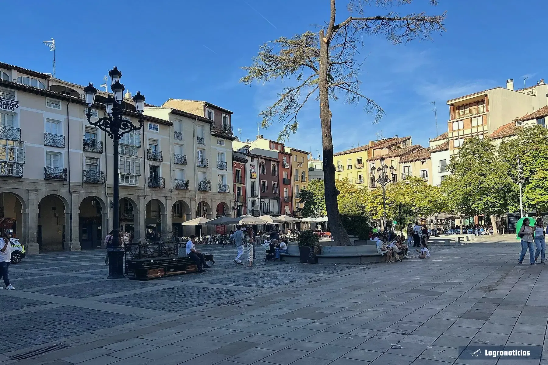 Plaza con soportales y farolas del casco antiguo de Logroño a media mañana