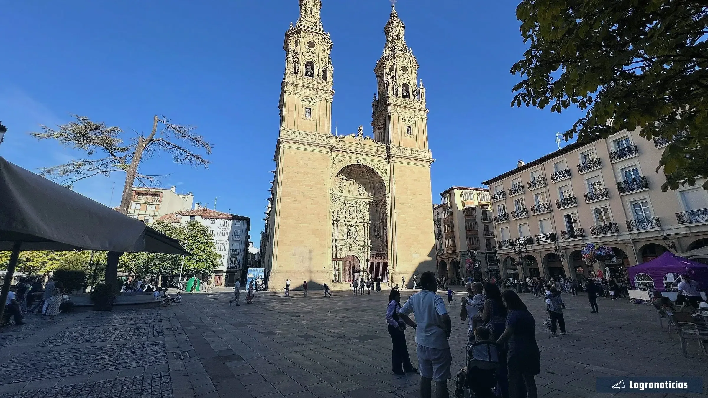La plaza del Mercado y la Concatedral de la Redonda una mañana soleada