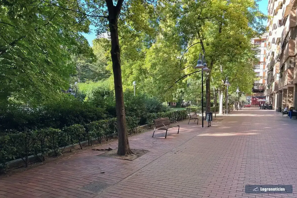 Paseo arbolado del parque del Carmen de Logroño con bancos a la sombra