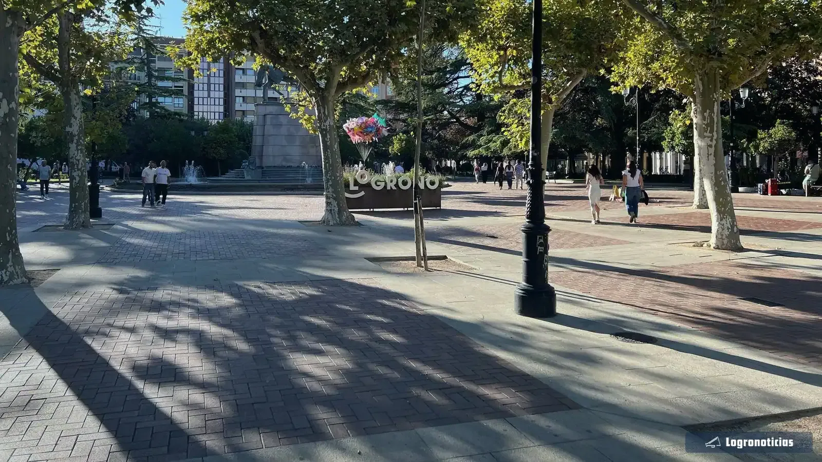 Paseo del Espolón de Logroño con las letras de la ciudad y la estatua de Espartero