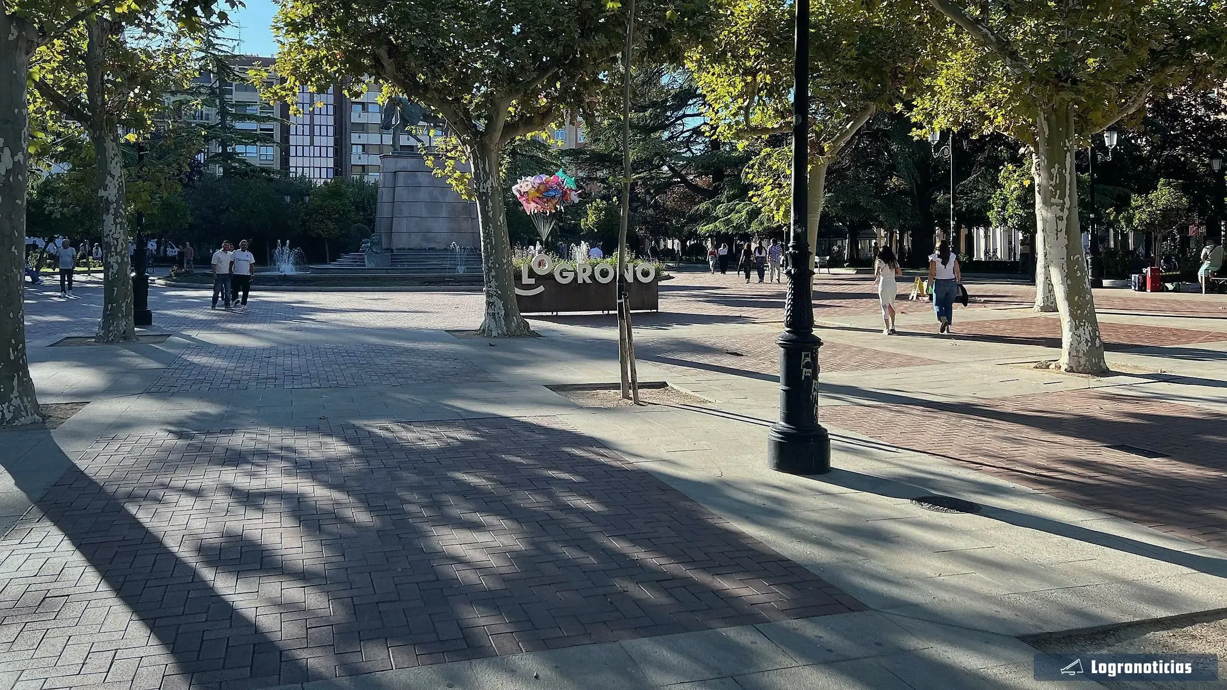 Paseo del Espolón de Logroño con las letras de la ciudad y la estatua de Espartero