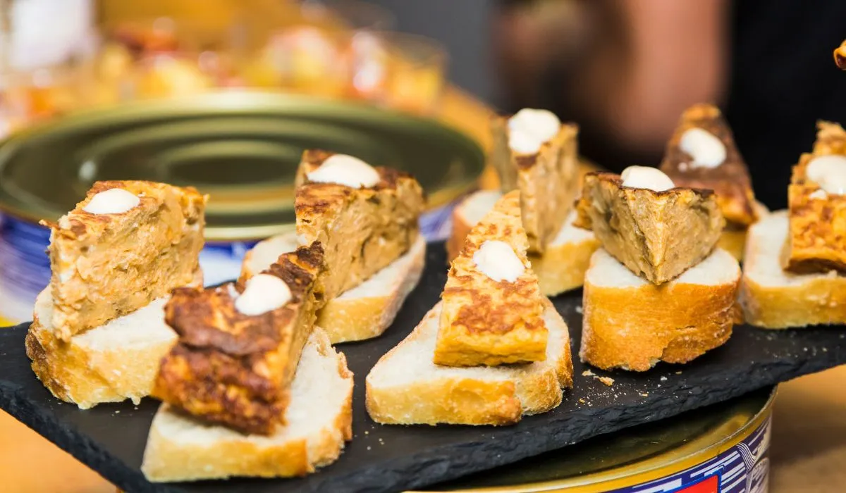 Pinchos de tortilla de patata sobre una pizarra en la barra