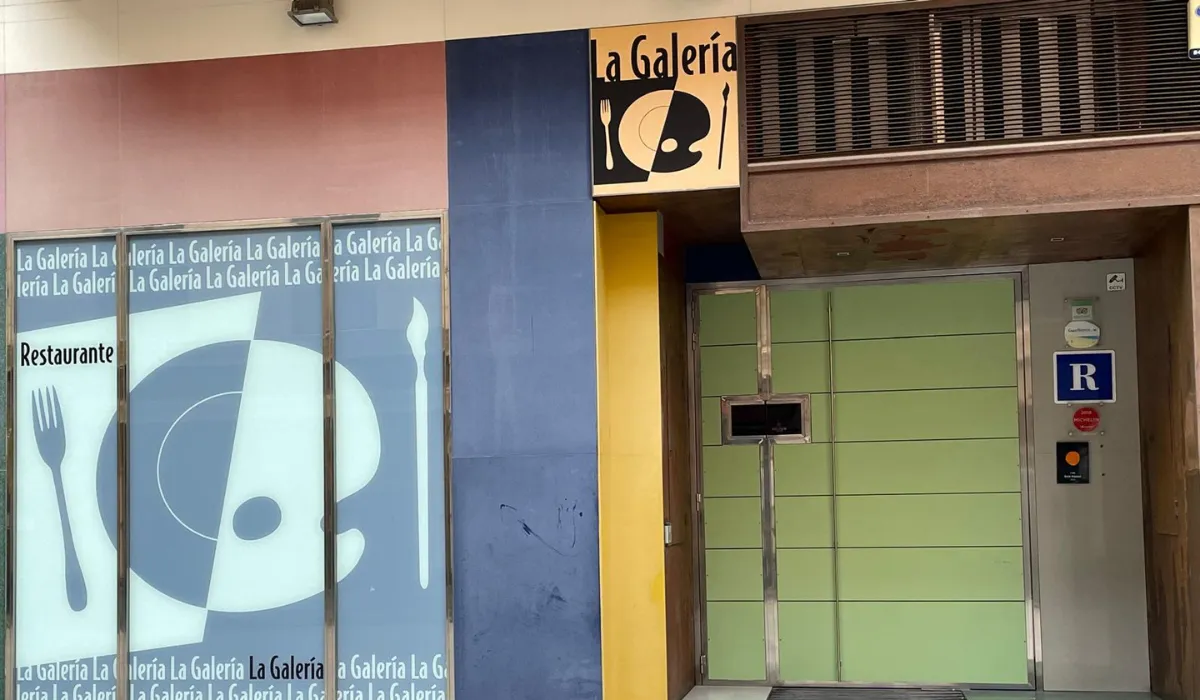 Entrada del restaurante La Galería con su rótulo de paleta de pintor y cubiertos