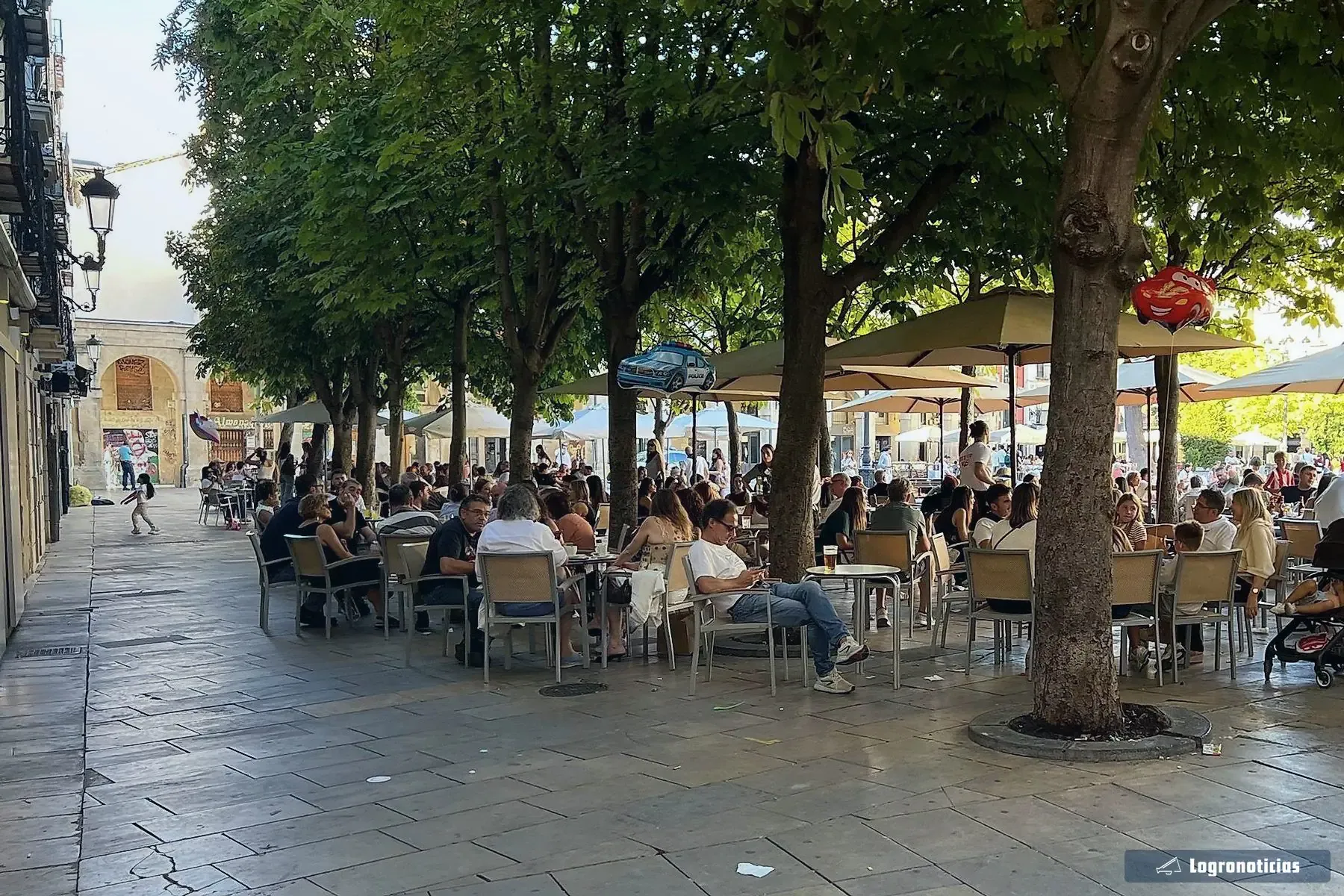 Terrazas bajo los árboles en una plaza del centro de Logroño