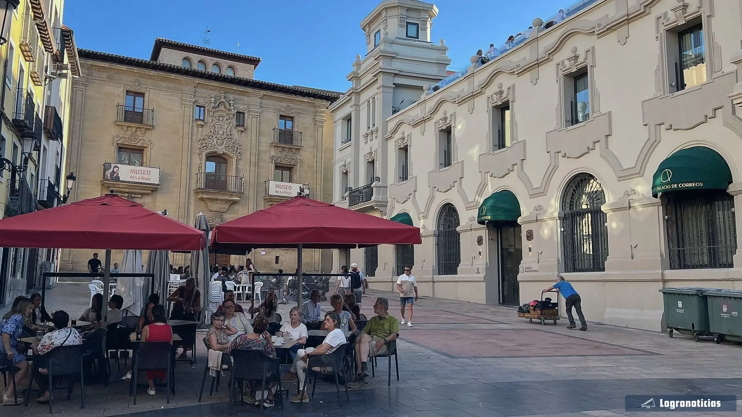 Terrazas con sombrillas rojas en una plaza del casco antiguo de Logroño