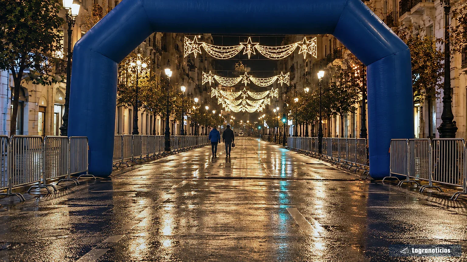 Arco de meta en una calle del centro iluminada con luces de Navidad