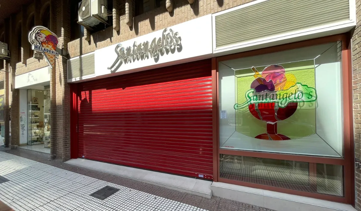 Fachada de la heladería Santangelo’s con su vidriera de copa de helado