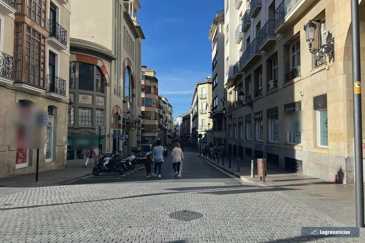 Calle comercial del casco antiguo de Logroño, con tiendas a pie de calle