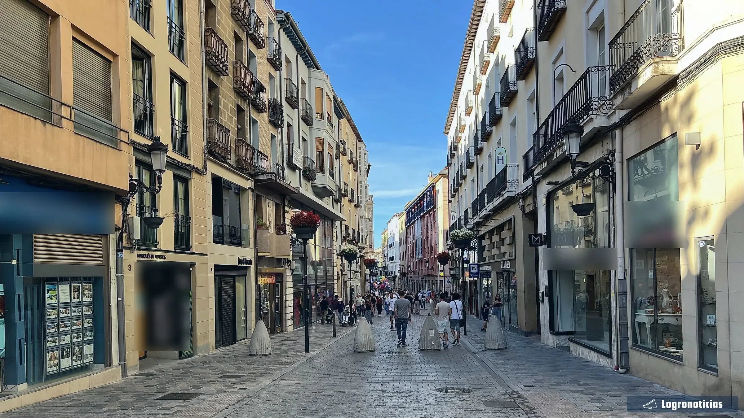 Calle peatonal comercial del centro de Logroño, con escaparates y paseantes