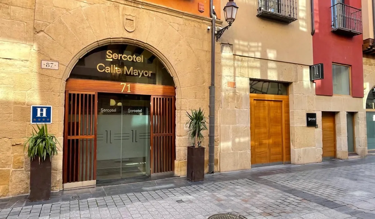 Entrada en arco de piedra del hotel Sercotel Calle Mayor