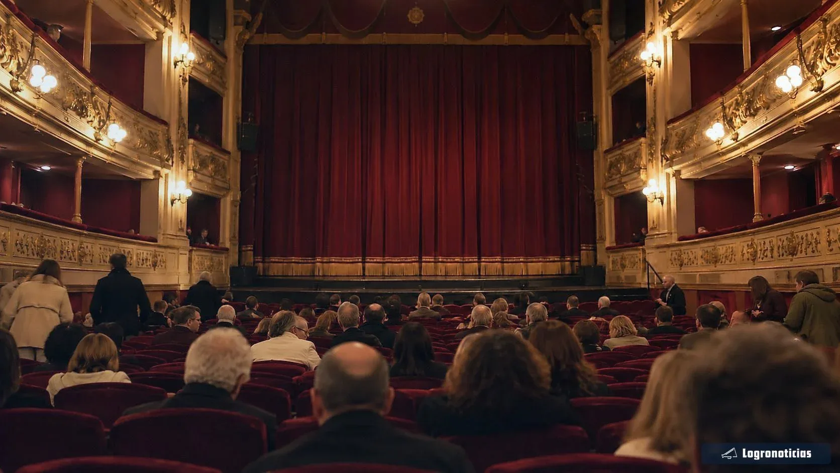Público ocupando el patio de butacas de un teatro antes de la función