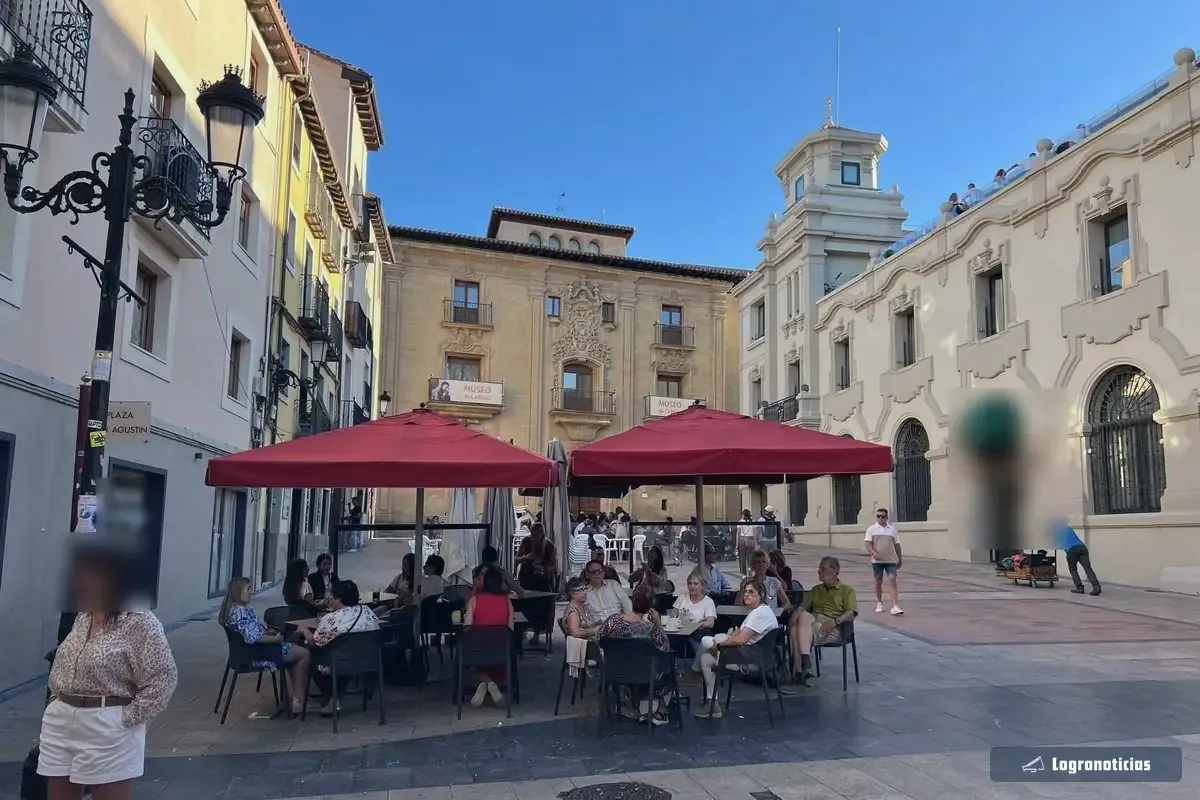 Terraza con sombrillas rojas en la plaza de San Agustín, frente al museo