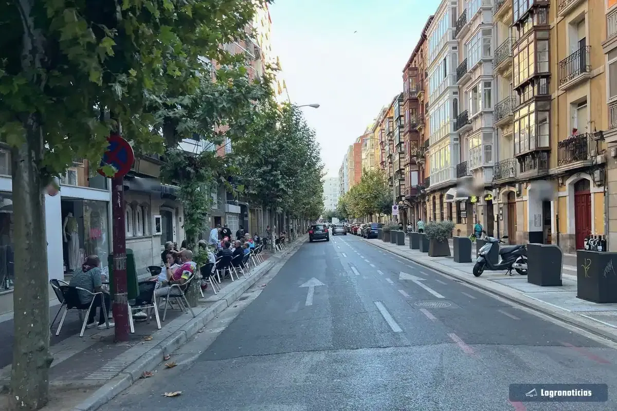Terrazas bajo los árboles en la acera de la avenida de Portugal de Logroño