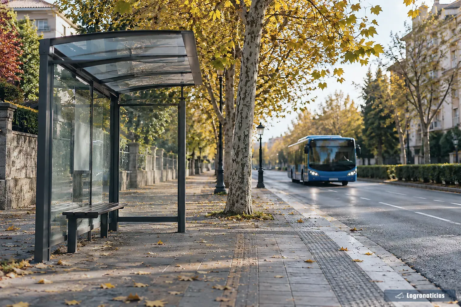 Parada de autobús urbano en una avenida arbolada