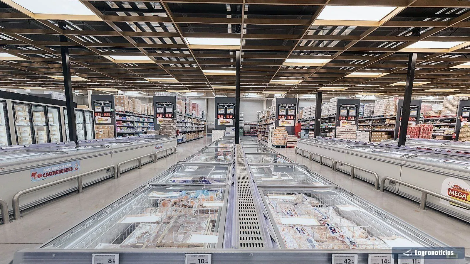 Pasillo de arcones de congelados en un centro cash&carry de Transgourmet
