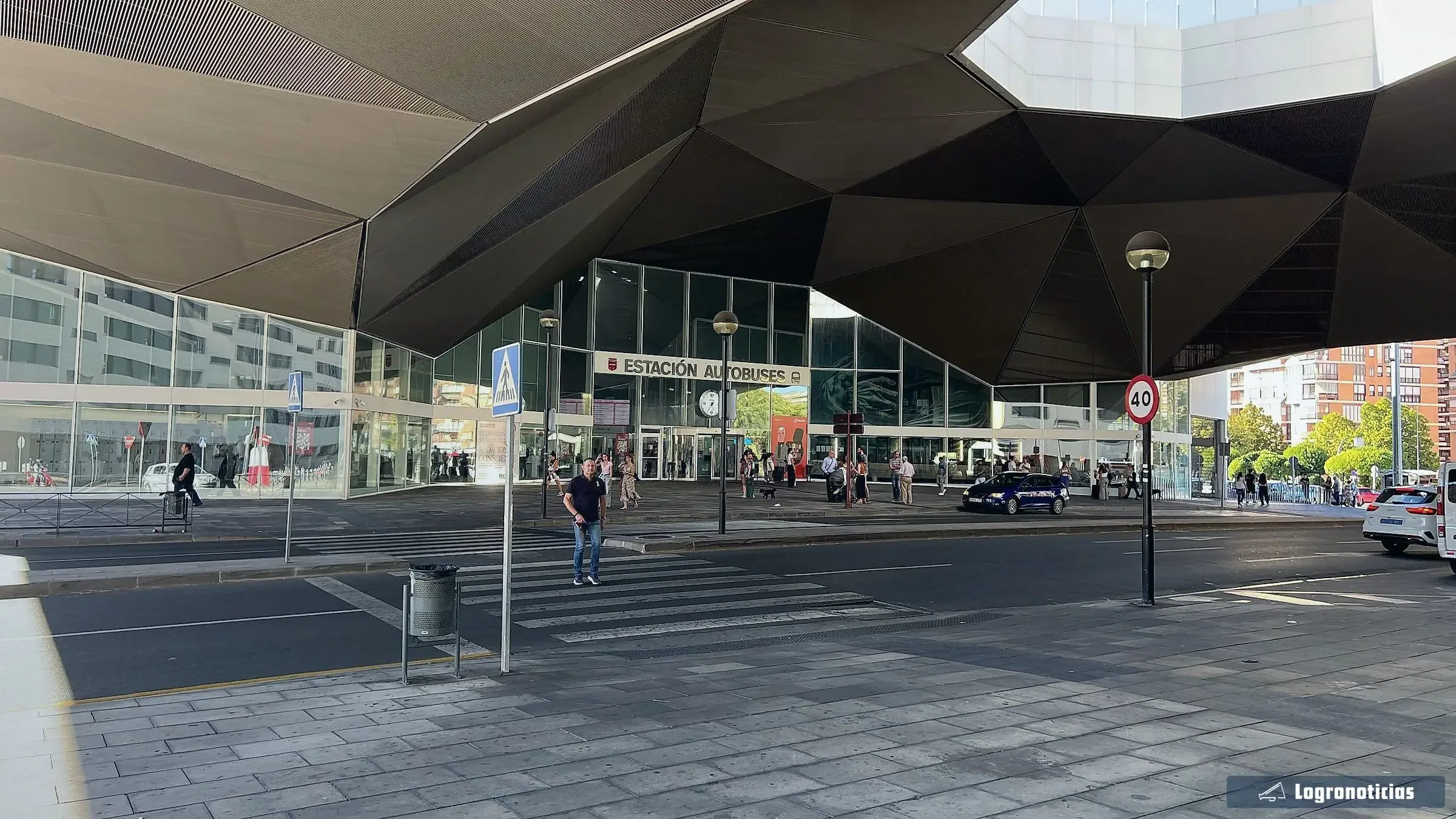 Estación intermodal de Logroño, con la cubierta plegada sobre la entrada de autobuses