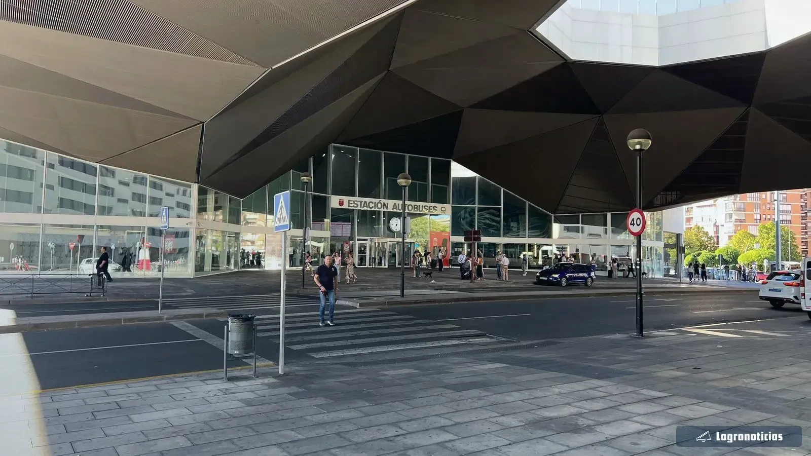 Estación intermodal de Logroño, con la cubierta plegada sobre la entrada de autobuses