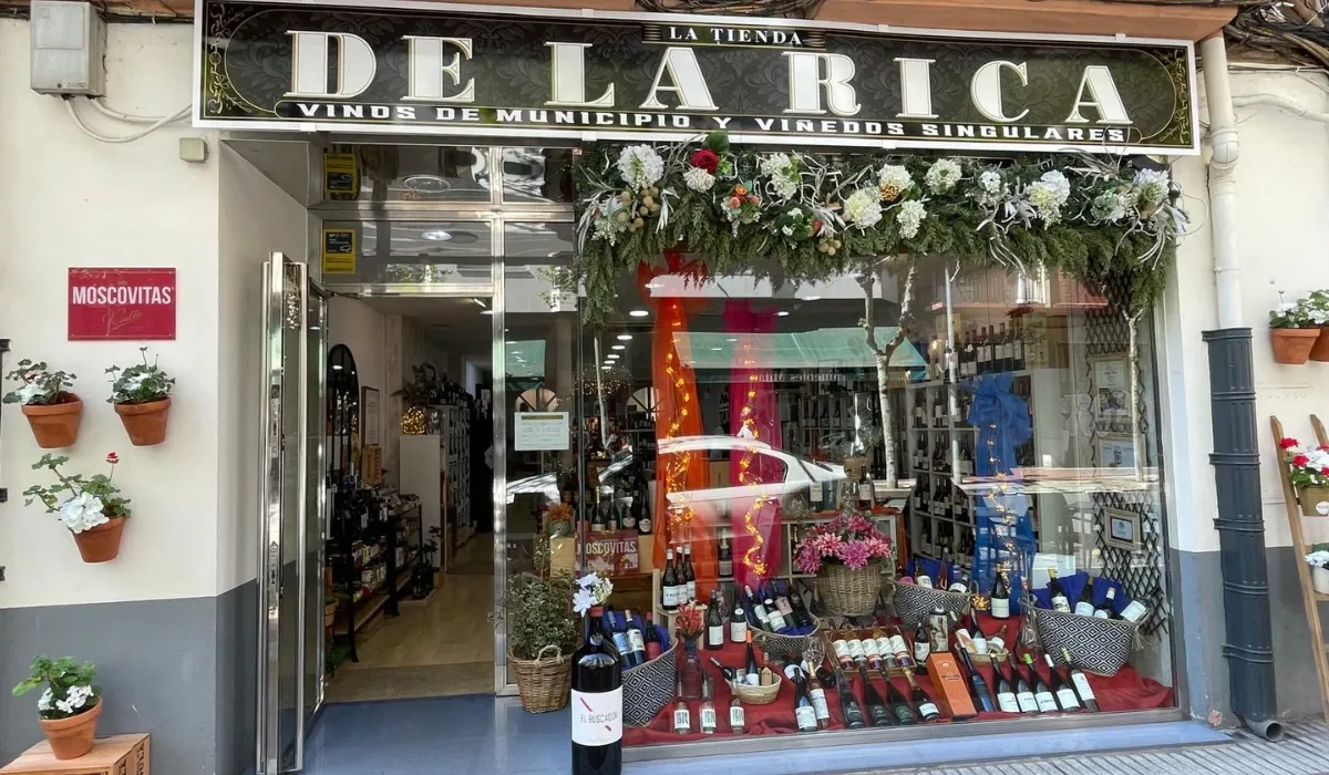 Escaparate con botellas de La Tienda de la Rica en la avenida de Portugal