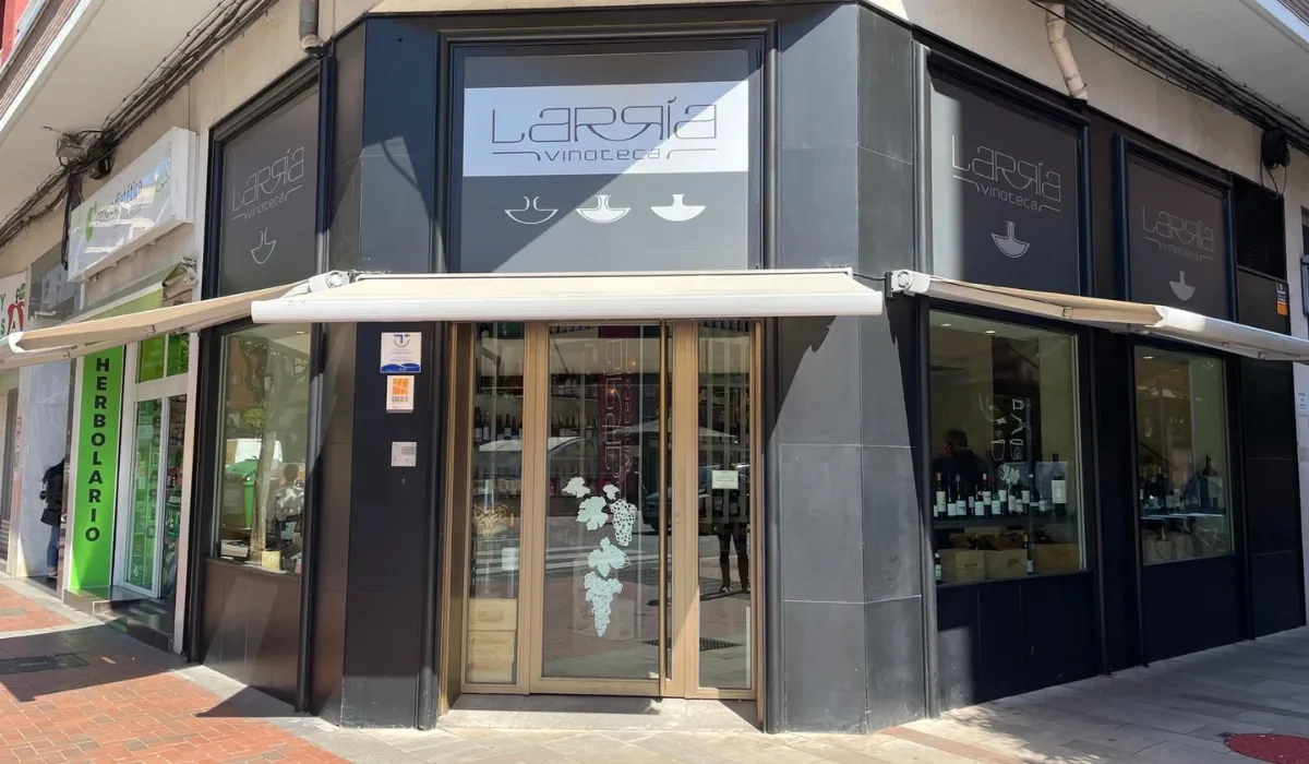 Fachada en esquina de la Vinoteca Larría en la avenida Pérez Galdós