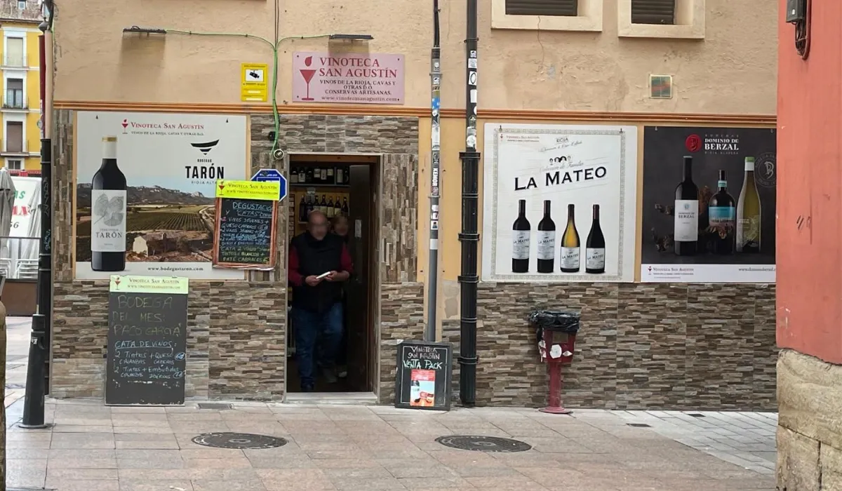 Puerta de la Vinoteca San Agustín con carteles de bodegas y pizarras