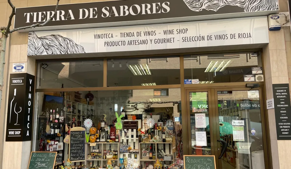 Escaparate de la vinoteca Tierra de Sabores con vinos y cestas de regalo